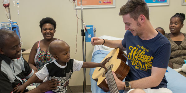Mike McCallum, student musician, entertains young patients in the Wits Donald Gordon Medical Centre © www.wits.ac.za/curiosity/