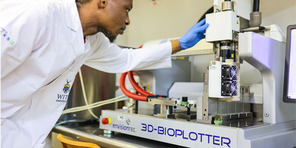 This image shows the 3D Bioplotter which is capable of 3D printing cellular matrices for applications in tissue engineering. The design and cells used in this equipment allow for the printing of artificial/replacement/regenerative tissue and organs. | Curiosity 16: #Drugs © https://www.wits.ac.za/curiosity/