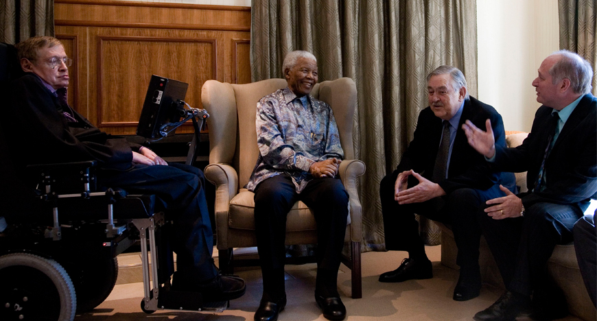 Professor Stephen Hawking meeting with former President Nelson Mandela, former foreign affairs minister Pik Botha, and Professor David Block from Wits University in 2008. © Nelson Mandela Foundation