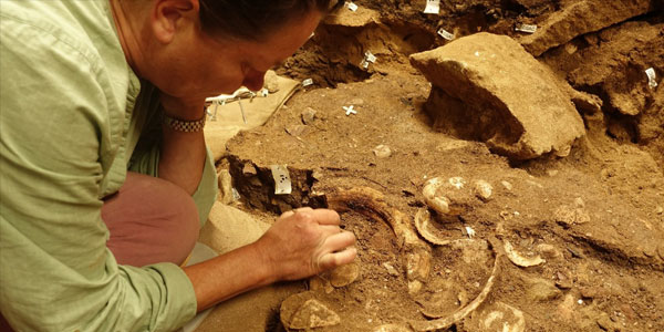 NEW STUDY: SapienCE researchers have published a new study which provides vital information about how and when we may have started developing modern human identities. Image showing excavation at Blombos Cave, South Africa. Photo: UiB, SapienCE