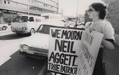 Jane Starfield mourns dead security police detainee Dr Neil Aggett outside John Vorster Square on 9 February 1982. (Photo by Gallo Images / Sunday Times)