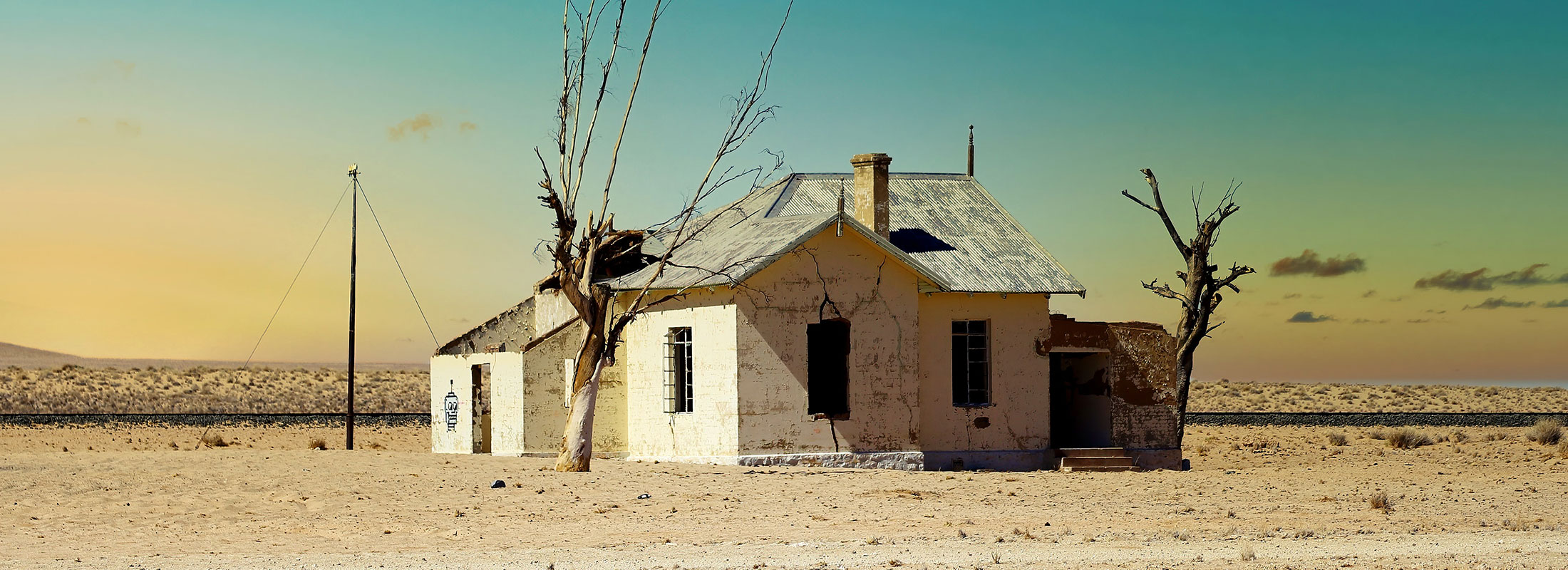 Dry landscape with house and dead tree photo Simon Hurry Unsplash
