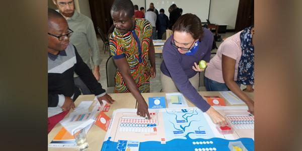 Delegates at the Southern African Systems Analysis Centre (SASAC) Emerging Researchers programme hosted by Wits' Prof. Mary Scholes in APES, play the Nexus game 