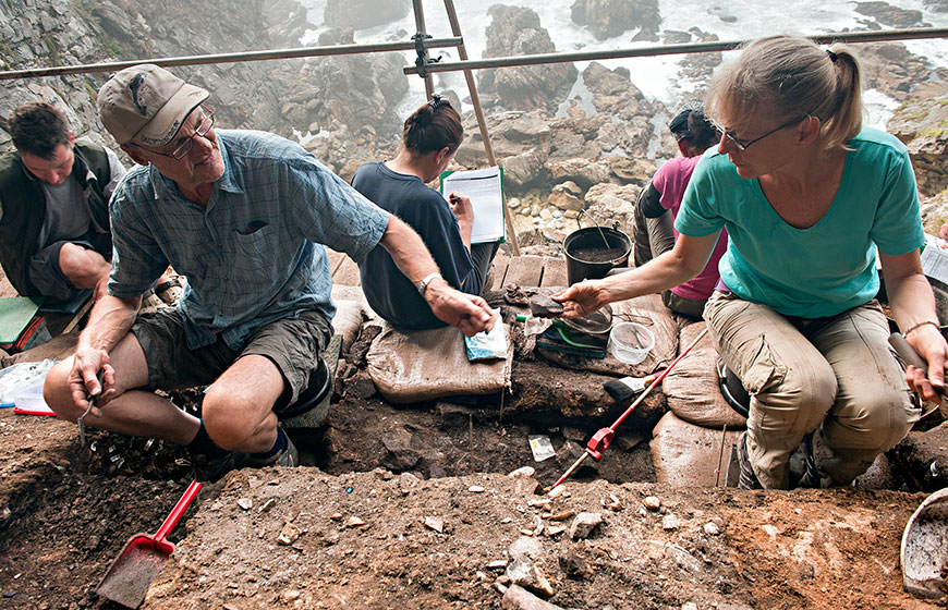 Researchers working in the Klipdrift Complex. Picture by Magnus Haaland.