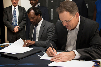 Professor Zeblon Vilakazi, DVC Research, and DRDGOLD CEO, Niël Pretorius signs the Memorandum of Understanding.