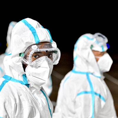 Frontline health workers in personal protective equipment fighting COVID-19 ©GovernmentZA/flickr