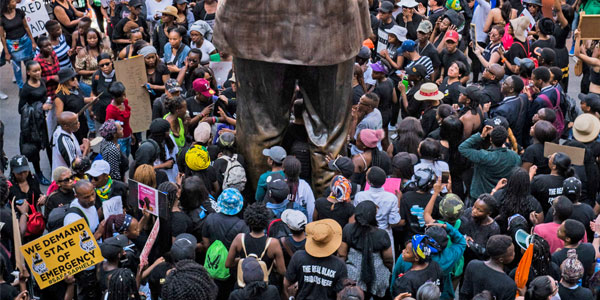 Protest at Nelson Mandela Square © Lauren Mulligan © www.wits.ac.za/curiosity/