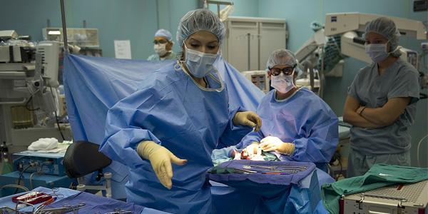 A surgeon in theatre generic 600x300
