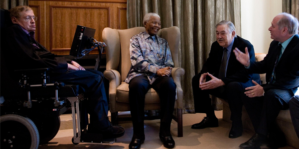 Professor Stephen Hawking meeting with former President Nelson Mandela, former foreign affairs minister Pik Botha, and Professor David Block from Wits University in 2008. © Nelson Mandela Foundation