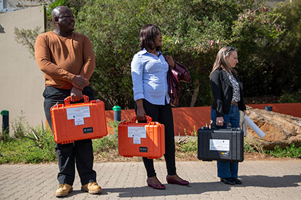 Homo naledi and Australopithecus sediba travelling to the United States