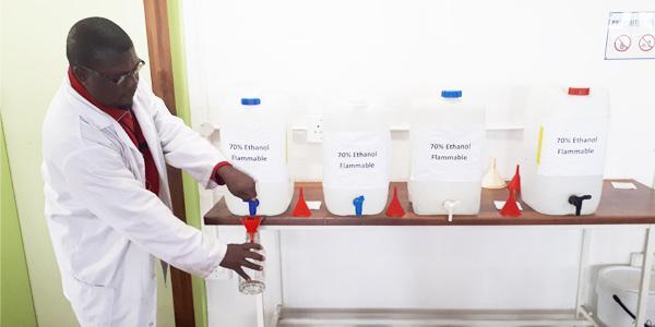 Caiphus Hlatshwayo Assistant Lab Technician in the School of Molecular and Cell Biology pours ethanol to produce sanitiser against COVID10 supplied free to Witsiesgy-pouring-ethanol_600x300