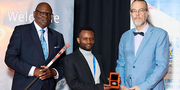 Dr Isaac Nape receives the Silver Jubilee Medal from the South African Institute of Physics.