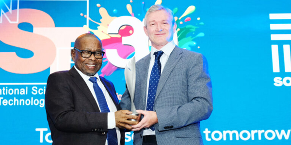 Prof.-Andrew-Forbes-wins-Quantum-special-theme-NSTF-South32-awards 600x300